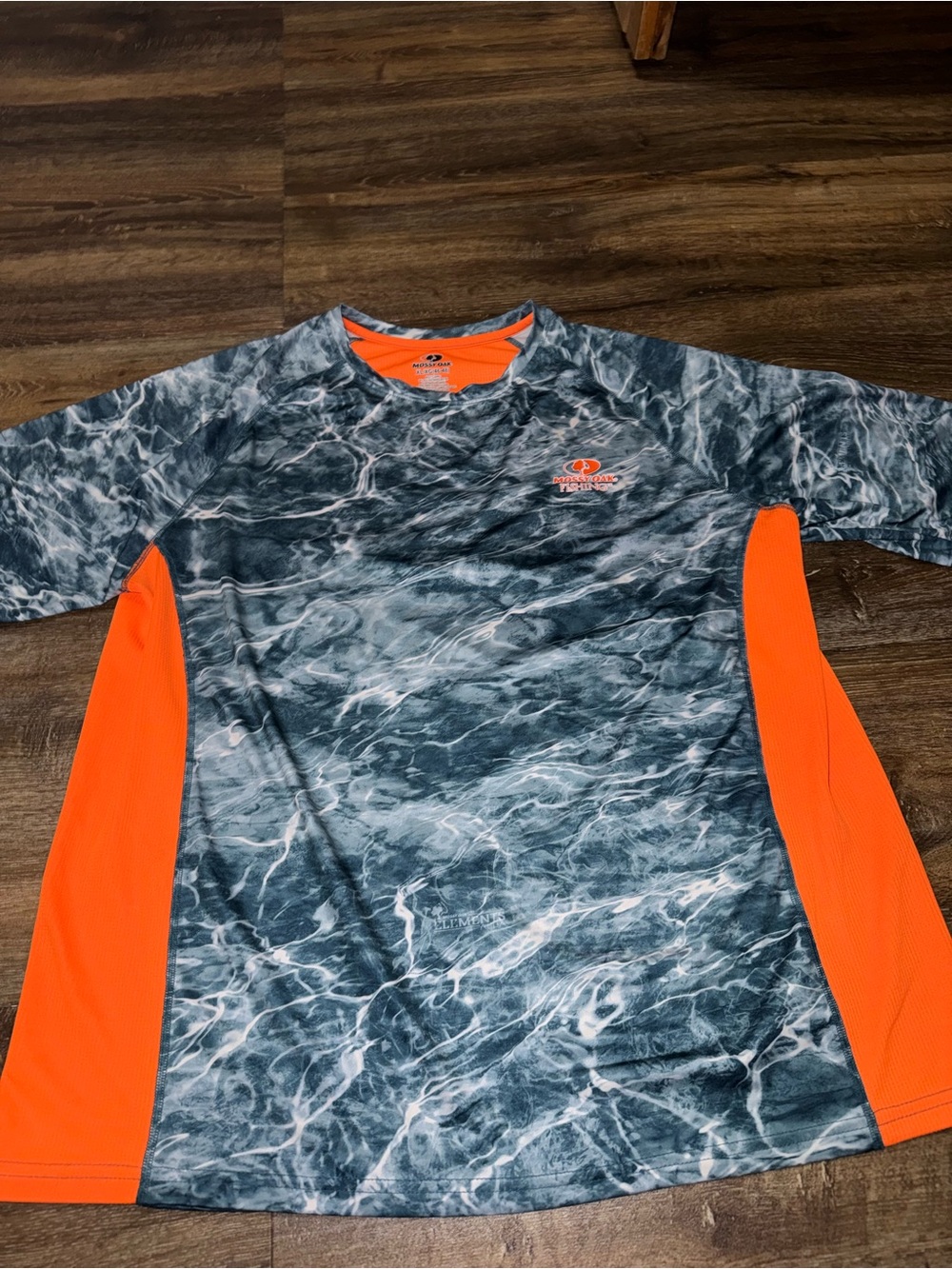Mossy Oak Men's Gray Marble Swim Rash Guard with Orange Panels